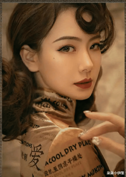 戚薇■气质美女戚薇，知性优雅，美丽大方，气质出众的她有一种冷艳的美丽！