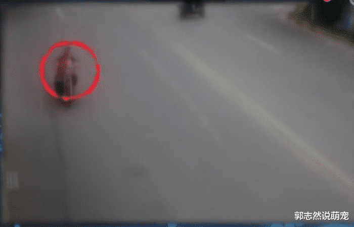 年轻女子在家洗完澡后, 被人持刀抢劫强奸: 他有我家的钥匙!