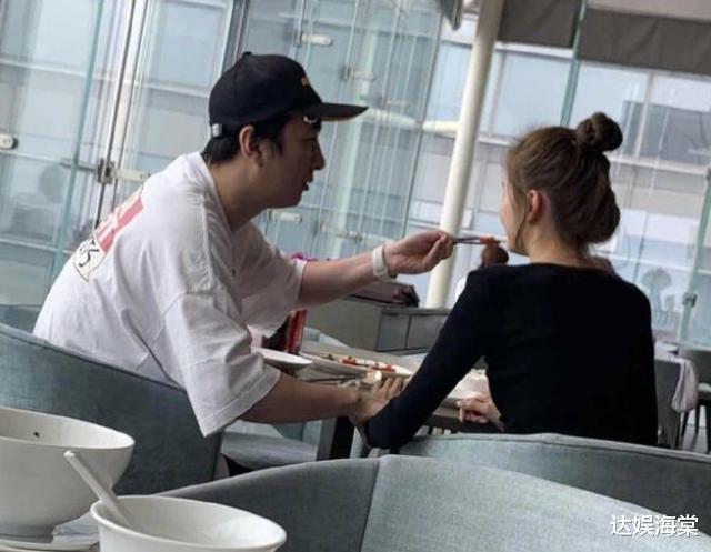 王思聪|王思聪携两位美女出街，骚粉色毛衣尽显调皮，得知价格和款式：会玩