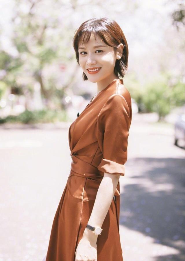 裙装■叶一茜气质太迷人，焦糖色V领裙装秀纤腰，清爽短发真耐看