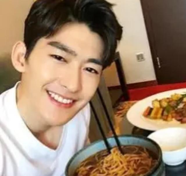 张翰|时隔多年，张翰终于可以放心大胆地干一碗牛肉面了