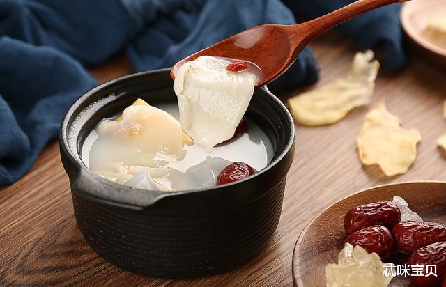 『癌细胞』7岁女童性早熟，医生：3种食物别给娃吃，是餐桌上的“催熟剂”