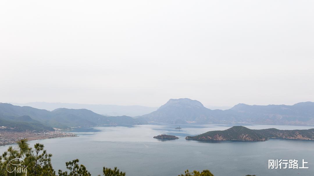 「泸沽湖」拍摄泸沽湖全景的最佳位置，原来是位于公路旁边的一个观景台