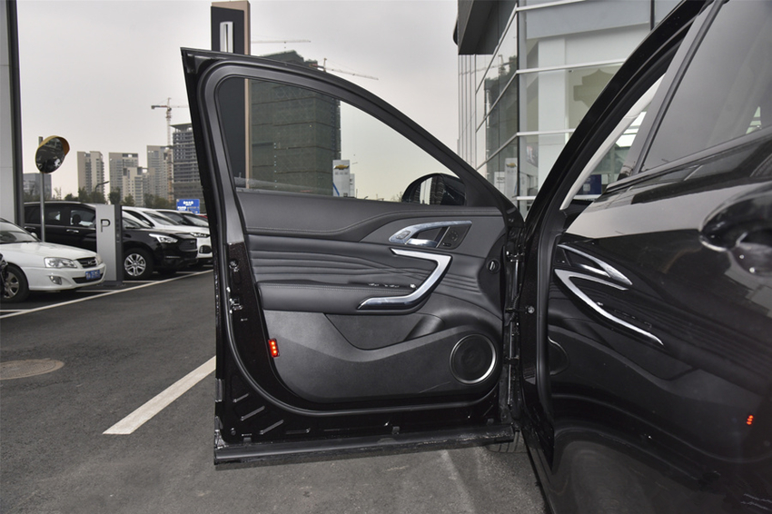 【轿跑】60万气场才19万！30岁开它有面子，轿跑定位带V8声浪，买不起卡宴选它