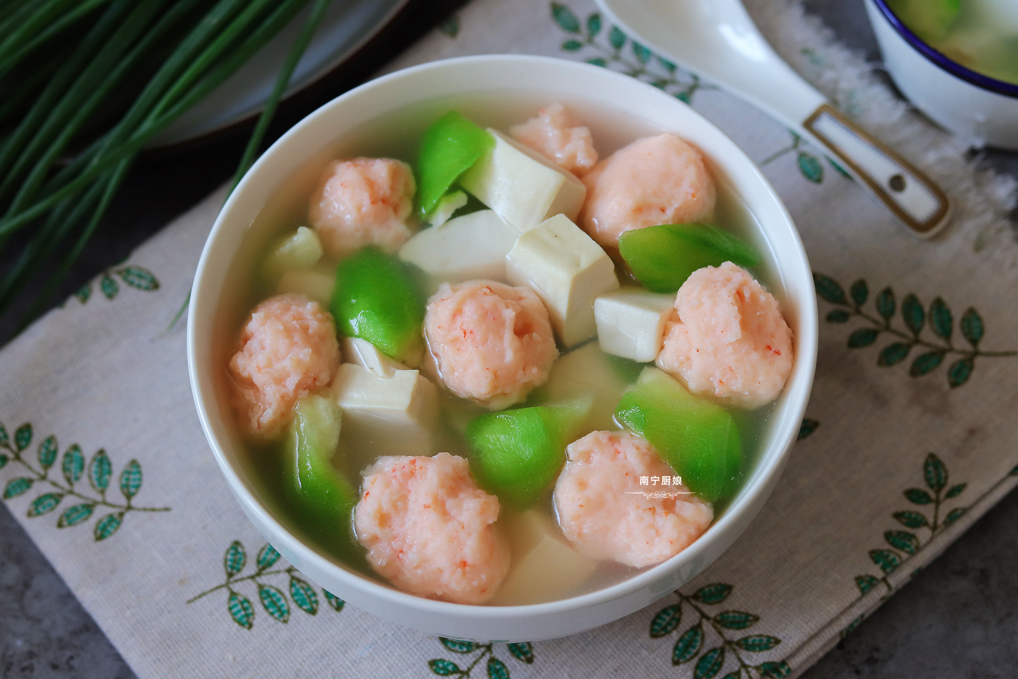 丝瓜|这碗汤我家一周要喝10次，鲜美又滋补，秋天常喝让皮肤嫩得出水