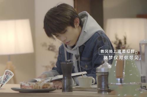 易烊千玺@易烊千玺独自躲在角落看书，有谁注意书名？网友：打脸半个娱乐圈