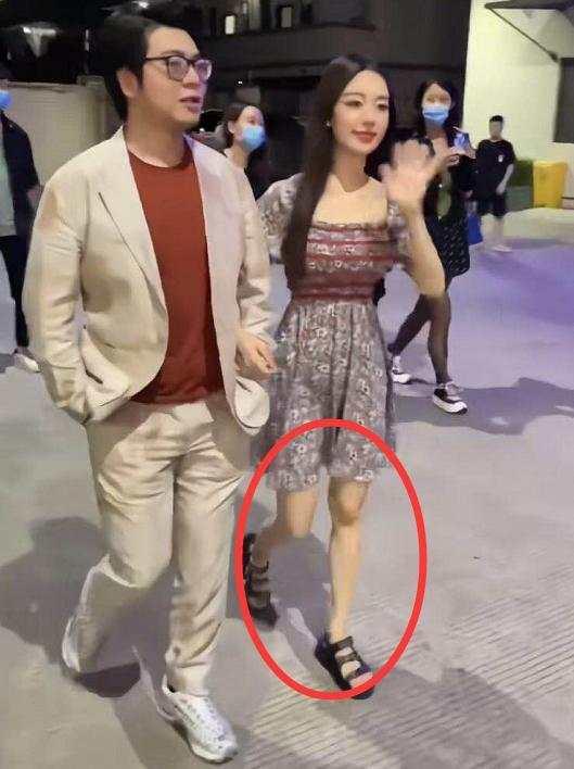 吉娜·爱丽丝|郎朗夫妇被偶遇，路人镜头下吉娜真实腿围太吓人，瘦得过度了