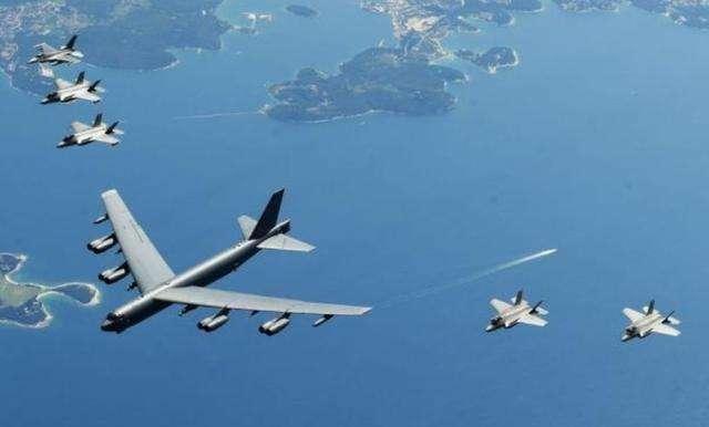b-52轰炸机|B52有多庞大？放到航母上就一目了然，空中巨无霸不是白叫的