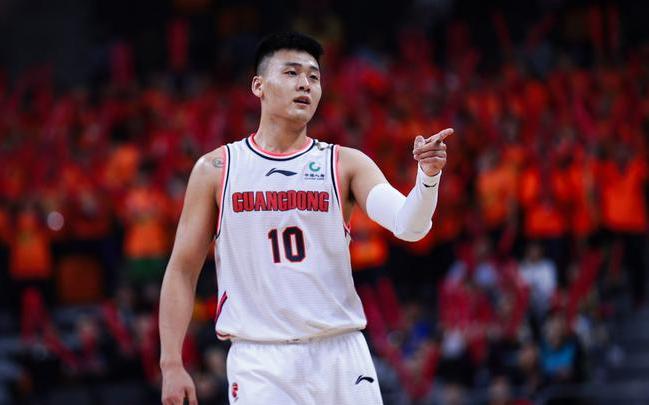 [赵睿]最大牌自由球员！京疆都在疯抢国家队后卫，朱芳雨已胜券在握