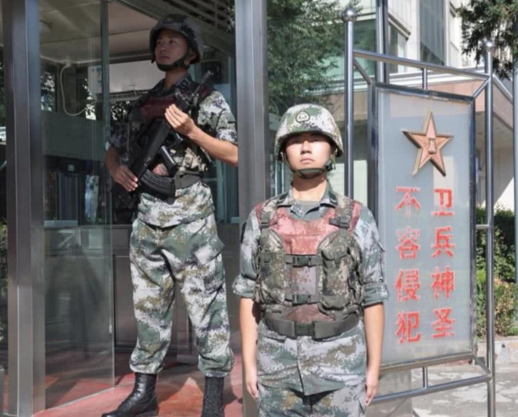 『』中国士兵两人站岗，为何只有一把枪？多年前的教训不敢忘