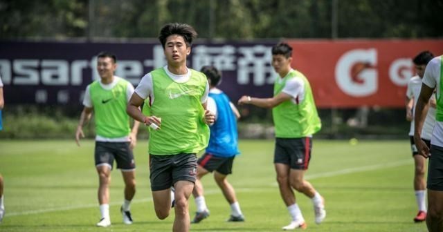 『李铁』三脚世界波轰开国家队大门！21岁狼队小将惊动李铁，亲自考察！