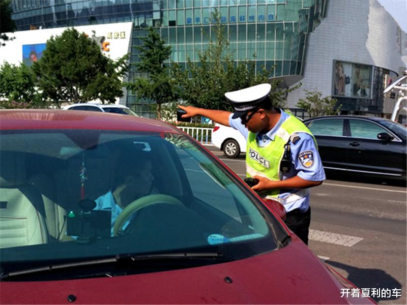 ▲转向灯新规已定，交警：全国严查，抓到一次扣1分罚款300元