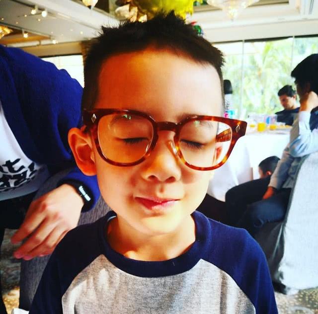「jasper」应采儿怀二胎后久违现身，被春哥搂在怀里，6岁Jasper近视戴眼镜