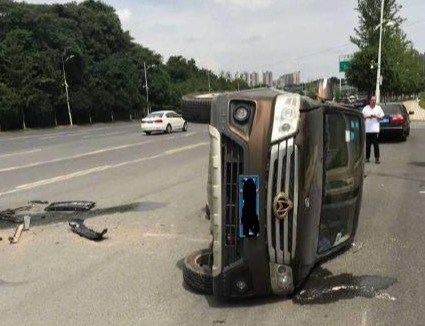 「长安」10年努力不如一撞，劳斯莱斯和长安相撞，三者险50万引发热议