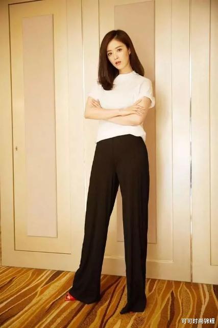 蒋欣：蒋欣瘦下来超自信！穿麻袋款针织衫同框张俪，大四岁气质仍完胜