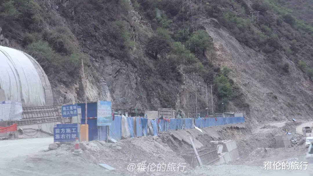 川藏公路|318川藏线芒康段，4小时惊险烂路，悬崖与泥石流夹击，尖石割轮胎