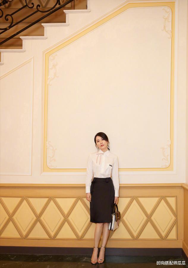 十二星座|女人过了五四十岁,少穿T恤配短裤吧!学学俞飞鸿这样穿,真优雅