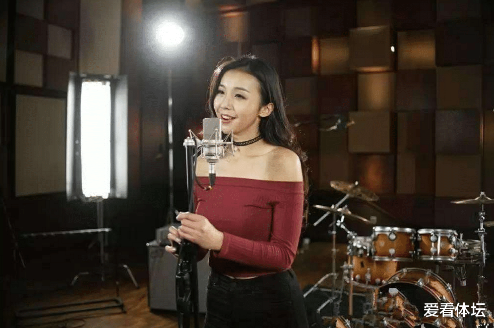 勒布朗·詹姆斯|詹姆斯心中最美的中国主持人!身材不输名模,被称为最美女主播