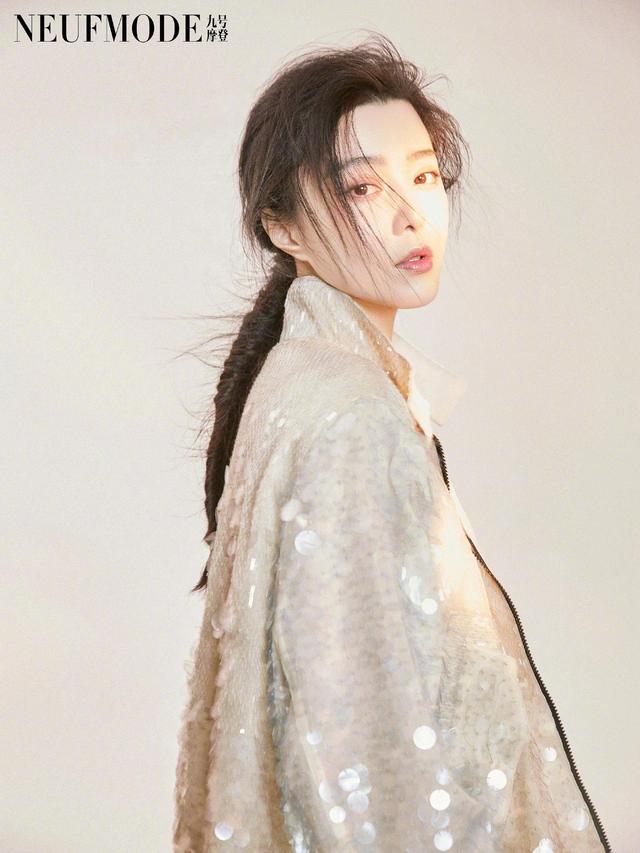 穿衣搭配|范冰冰终于“翻身”了！拿下大牌全球代言，穿衣闪亮却满眼是温柔