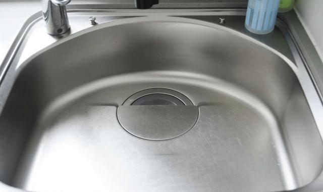 相比国内的,日本水槽上的小设计,让水槽好用好几倍