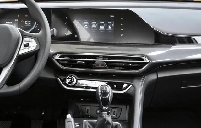 「长安逸动」7万元左右长安逸动PLUS，网友：看完它，会不会在帝豪GL间纠结