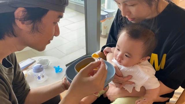 古巨基|古巨基罕晒全家福，52岁老婆高龄产子难掩老态，儿子出镜呆萌可爱