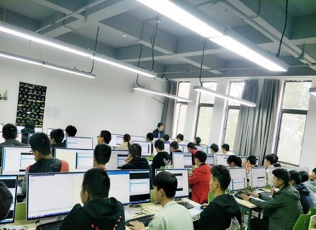 大学|4个“热门”理工类专业，就业前景一致看好，21年高考生提前了解