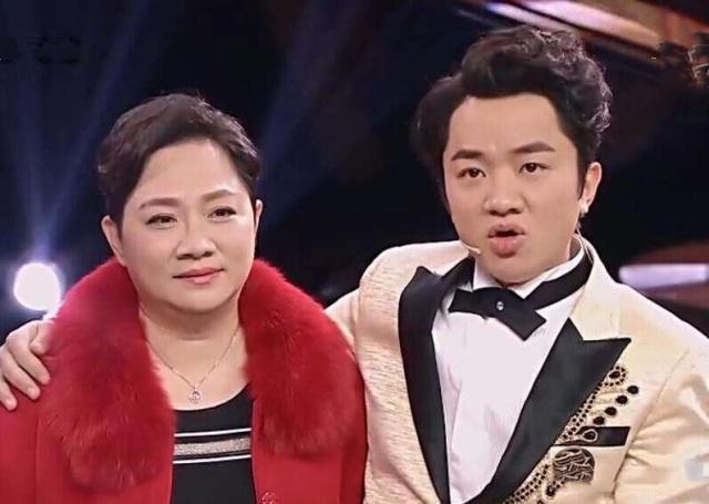 郭麒麟|郭麒麟与亲生母亲同框，母子样貌神似，网友：果然儿子长相随妈