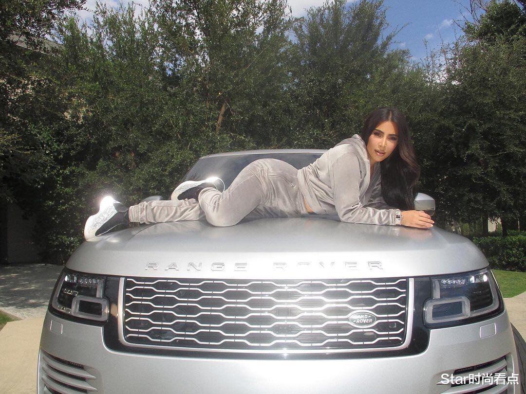 卡戴珊|卡戴珊离婚后首现身！穿银色抹胸装秀蜂腰，腰臀比完美却成壮汉