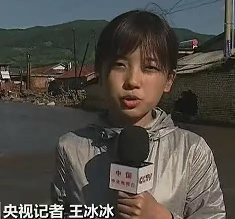 央视|被霸道总裁牵手,她最近人红是非多啊