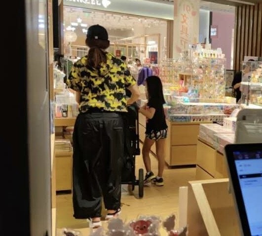 蔡少芬|蔡少芬带儿女回重庆婆家被赞接地气，打扮太朴素几乎无人认得