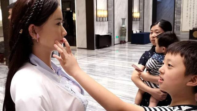「」“女性机器人”只是摆设？其实还有这3个功能，你更喜欢哪一个？