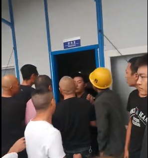 常视界|成都农民工被拽进小黑屋，耳边传来阵阵惨叫，浑身鲜血无法走路！