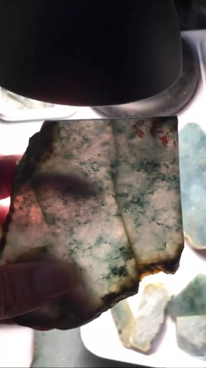 「翡翠」3.5万捡漏的翡翠原石，切开之后商家的眼都直了！咋了？