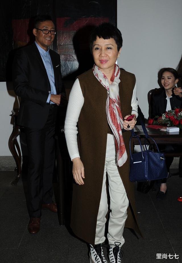 赌王|赌王姐姐、四太同框，四太弯腰拍照姿态低，胞姐坐轮椅穿得很阔气