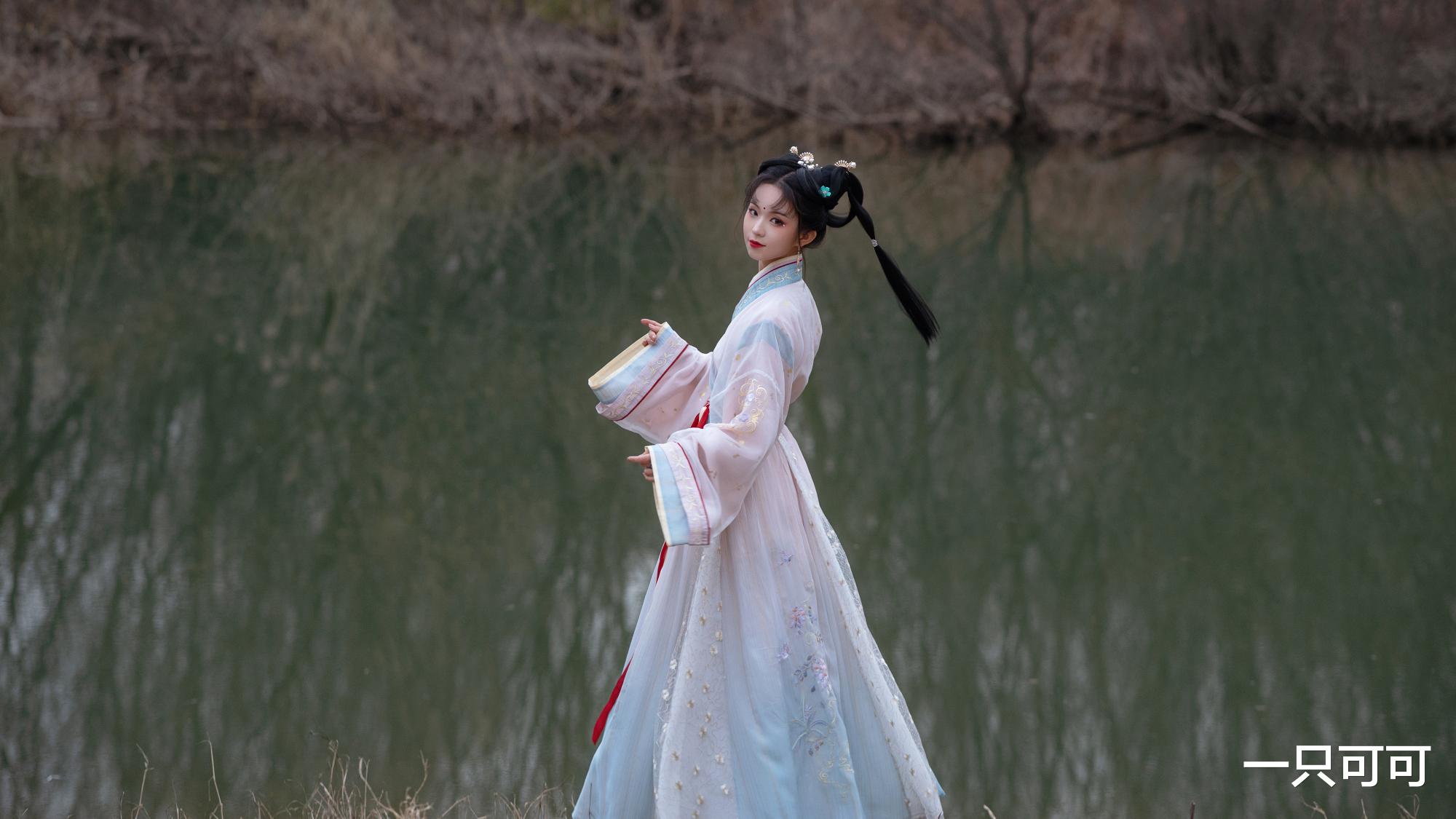 发型|当汉服遇上“水冰月”发型，本以为是在搞笑，没想到却很好看