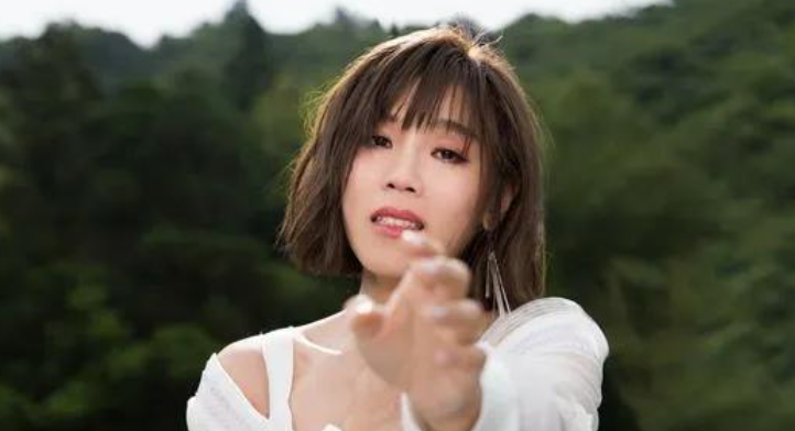 房产中介|知名女歌手半年赚2万多,为生活兼职做房产中介,卑躬屈膝好凄凉