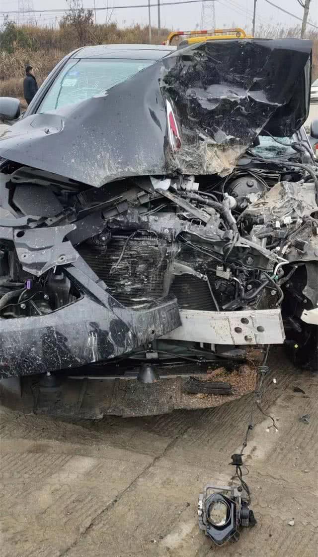 红旗H7撞上大货车,车损让人没眼看,国产车就这质量
