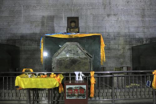 乾隆|乾隆陵墓旧照:尸骨被孙殿英敲碎扔臭水里,乾隆真容像一个明星