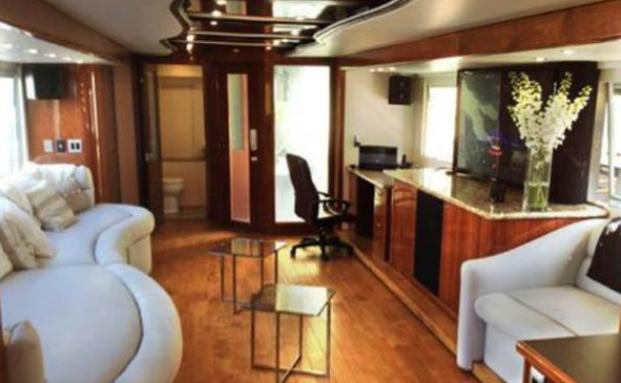 【豪车】她是亚洲最顶尖的富婆之一,座驾8200万,堪称移动城堡