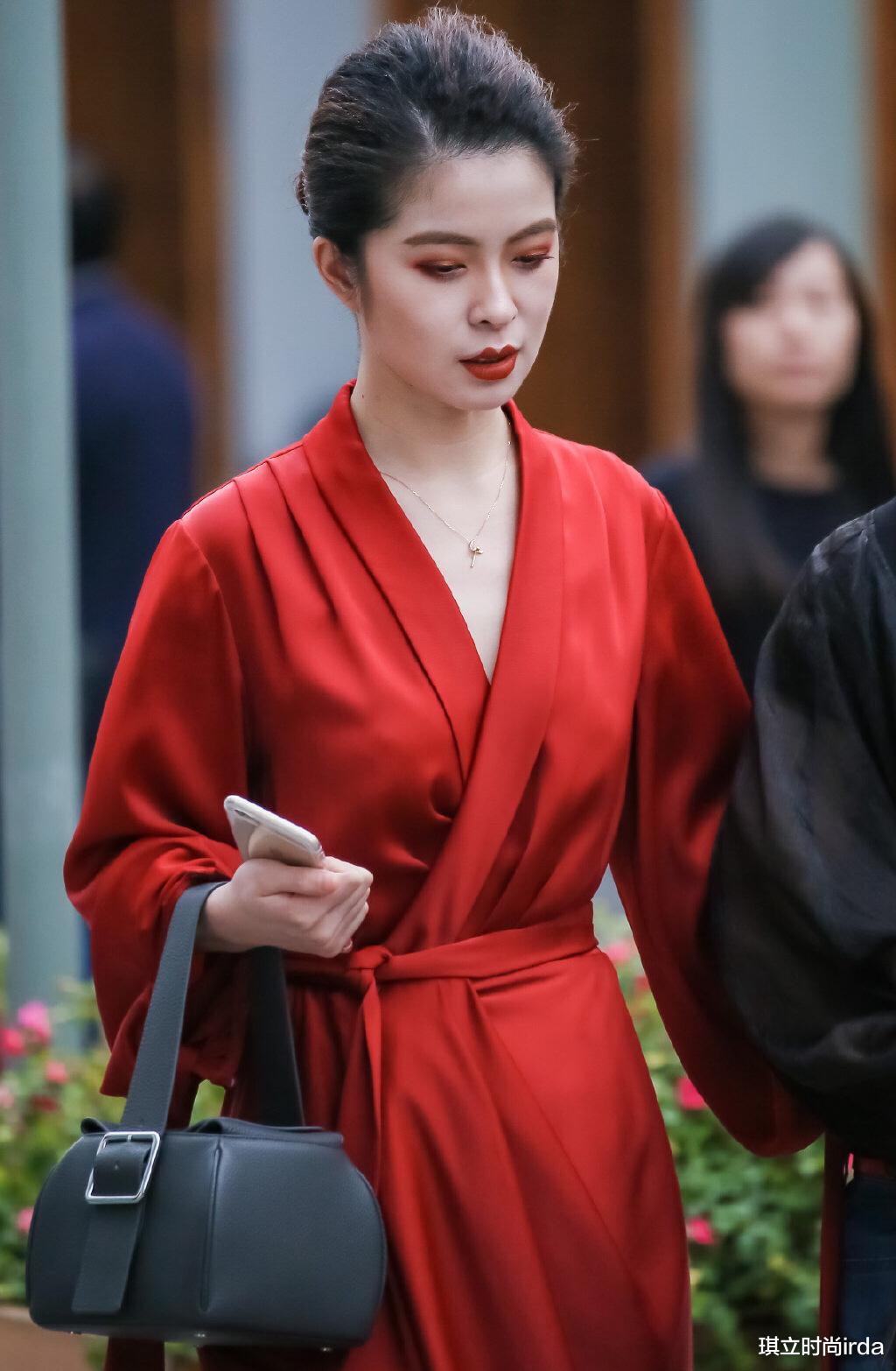 「发型」气质贵妇穿“烈焰红”浴袍裙，深红眼影搭配“朱红”唇妆，气场如火焰般燃烧