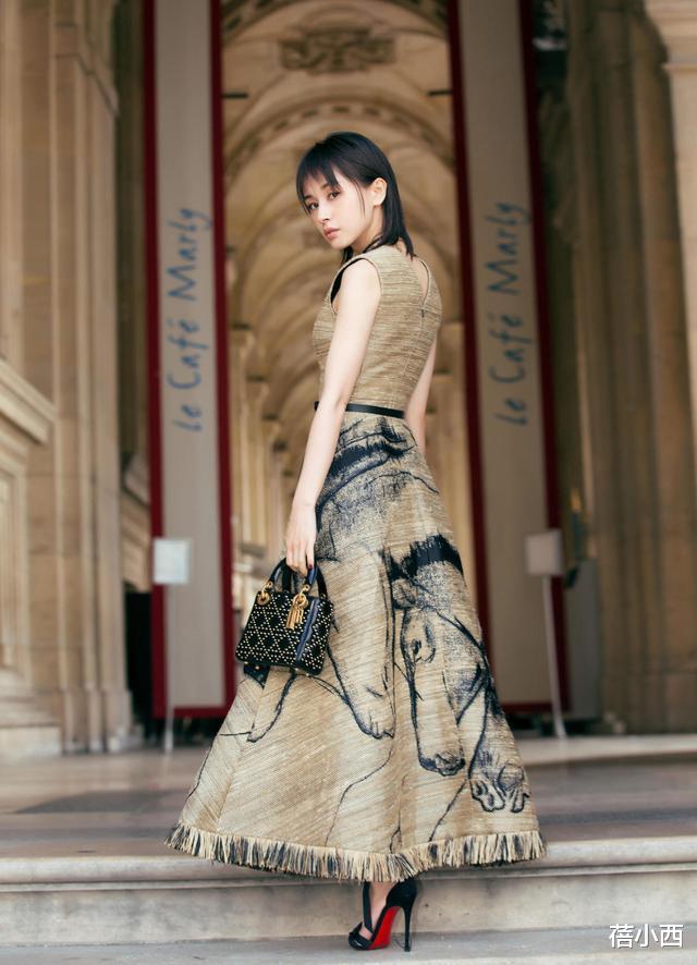 「王子文」王子文又在国外凹造型，穿深V领连衣裙配齐肩短发，美得高贵优雅