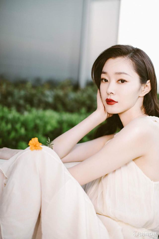 宋轶|宋轶裸色露肩长裙太迷人，浪漫唇印太诱惑！网友：有点小性感