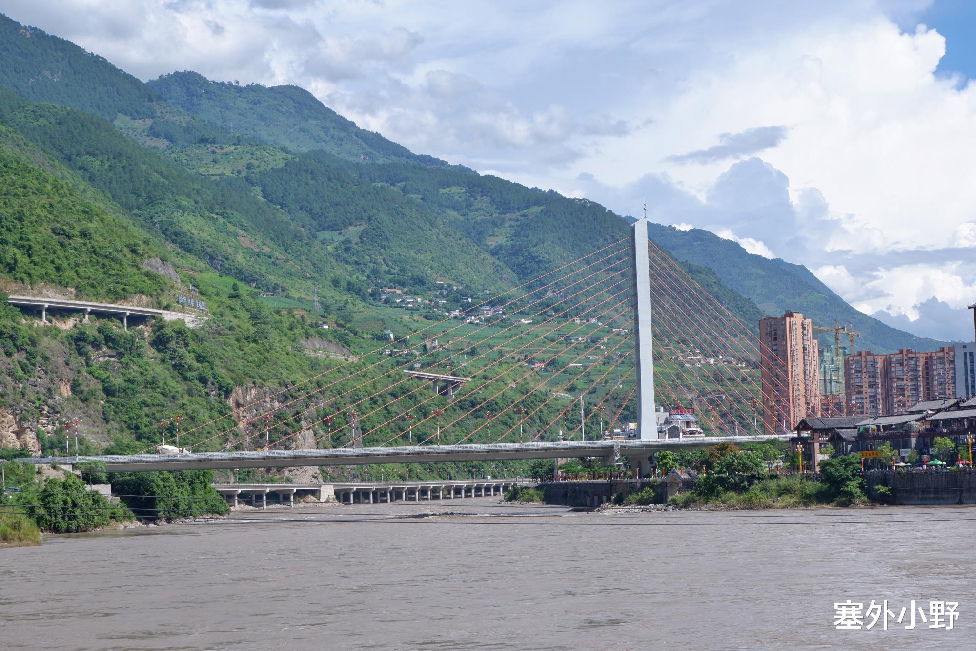 塞外小野 国内唯一不允许拍照的大桥，修建牺牲35人，一人掉入水泥成桥墩