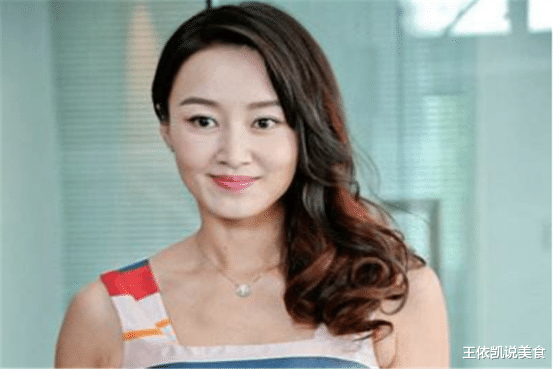 春晚|24岁主持春晚前途无限又花容月貌，怪不得两个男人为她离婚