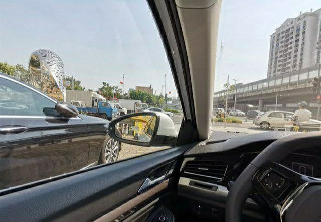 「现代索纳塔」刚工作的小年轻，家里资助十多万买车，选来选去最终提了大众神车