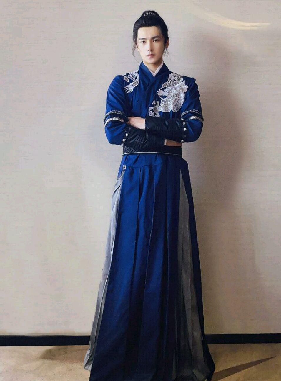 杨洋|杨洋摊上事了？杨洋被喊话：是个男人，就把欠小粉的2000万还了