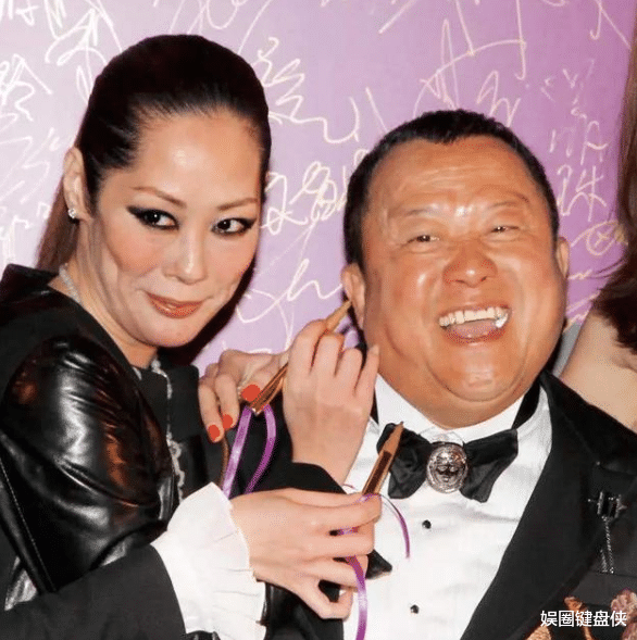 关淑怡■她是谭咏麟最佳拍档，曾让曾志伟为她背锅，今48岁恋上26岁小鲜肉
