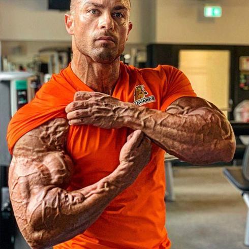 「健身」18年的改变,从弱鸡到巨兽,青筋暴起的肌肉,极具视觉冲击