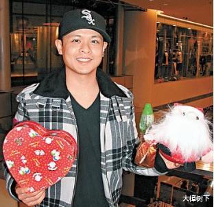 曾志伟|2006年，曾志伟谭咏麟机场互骂险些动手，原因令人费解